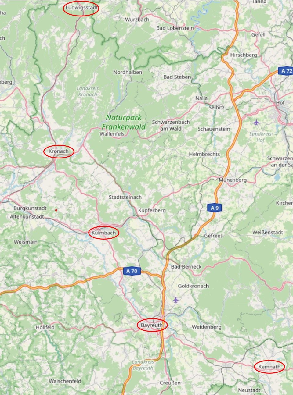 Eine Landkarte, auf der die Orte Kemnath, Bayreuth, Kulmbach, Kronach und Ludwigsstadt markiert sind. Sie liegen auf einer leichten Kurve, die fast genau von Süden nach Norden zeigt.