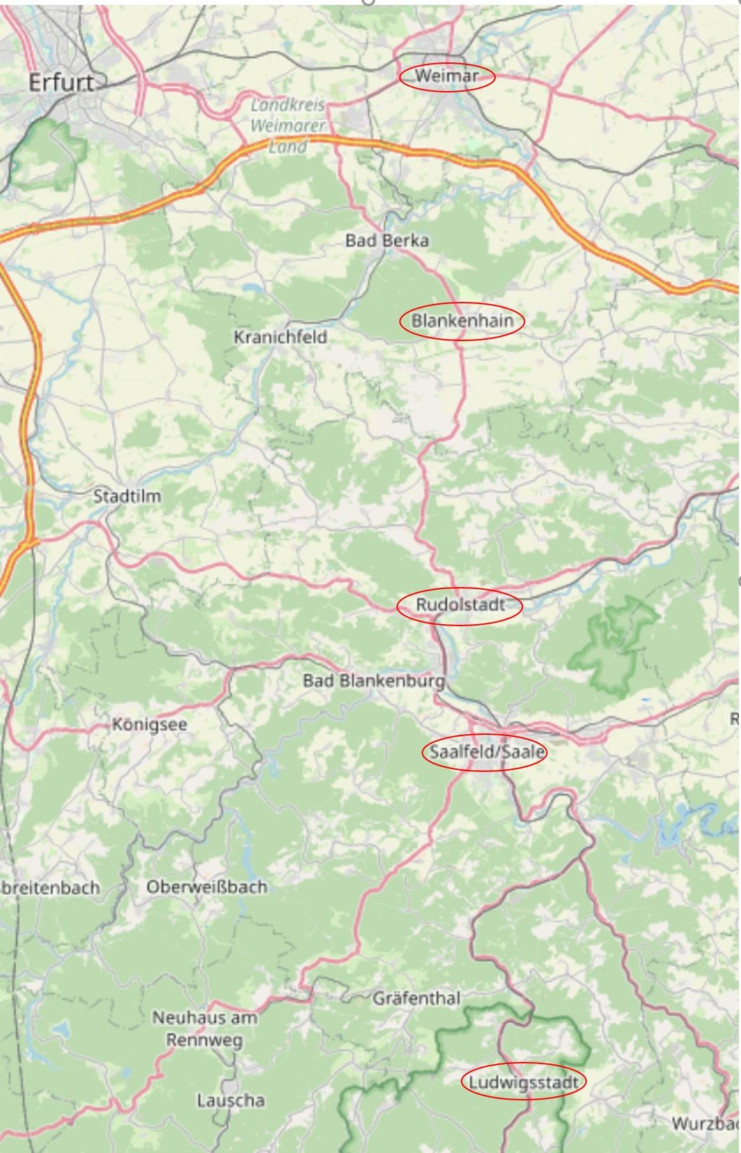 Eine Landkarte, auf der die Orte Ludwigsstadt, Saalfeld, Rudolstadt, Blankenhain und Weimar markiert sind. Sie liegen fast exakt auf einer Geraden, die von Süden nach Norden zeigt.